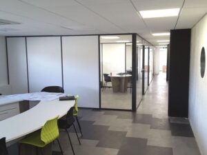 Aménagement salle de réunion avec sols et faux-plafonds