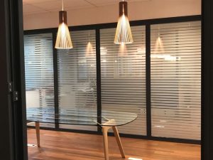 Cloison en verre pour le bureau