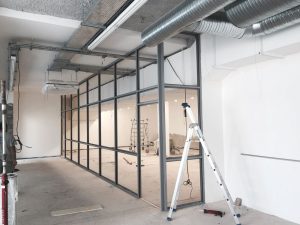 Pose d'un faux-plafond démontable