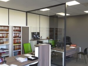 Sol et faux-plafond pour un open space
